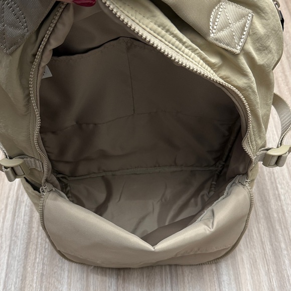 Lululemon New Crew Backpack in Color Trench 22L - Picture 10 of 16